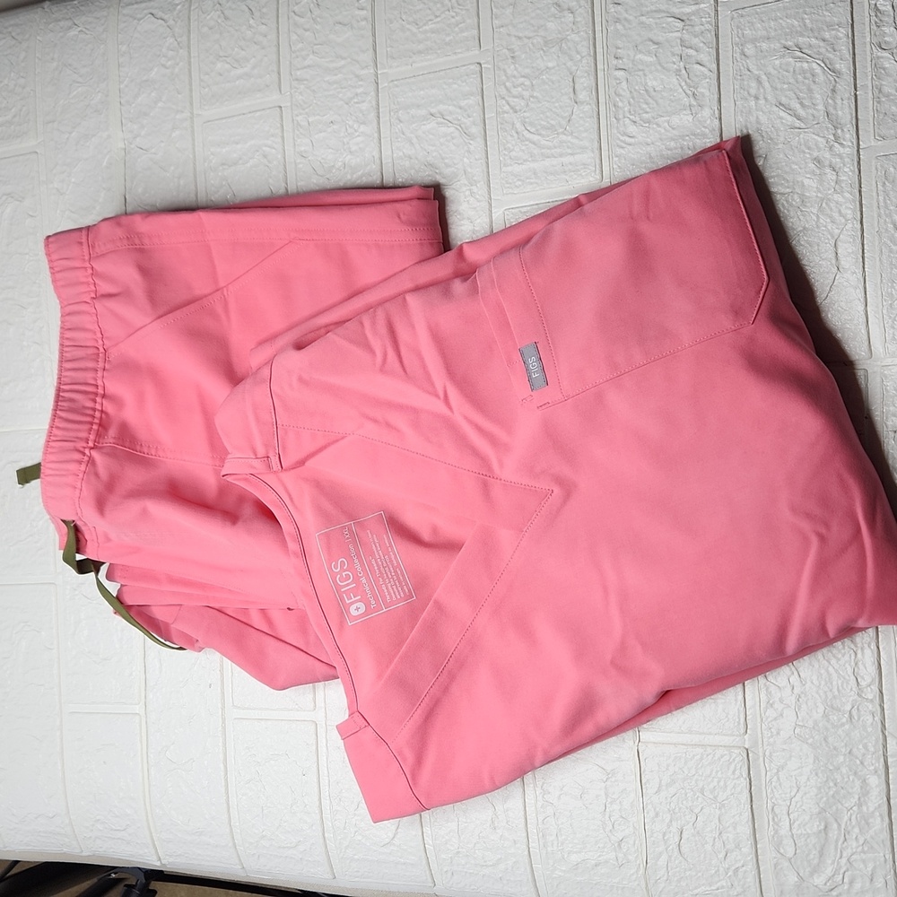 Figs Pink Women's Scrub Set